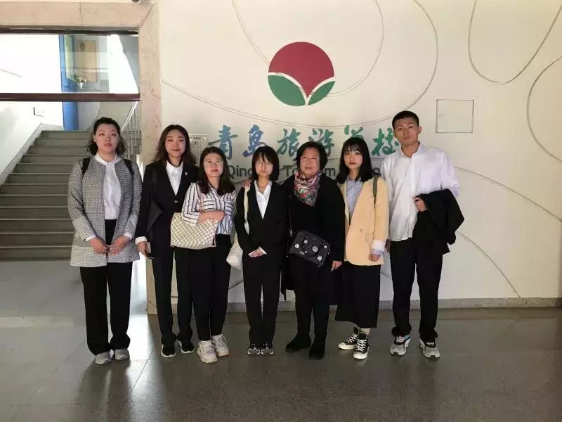 李倩老师与职教商日的同学们初到青岛旅游学校